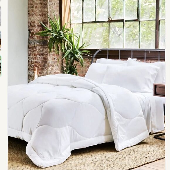 Buffy Cloud Comforter Full/Queen White NWT - Picture 3 of 8